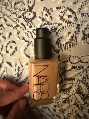 NARS Sheer Glow Foundation  - Vanuatu